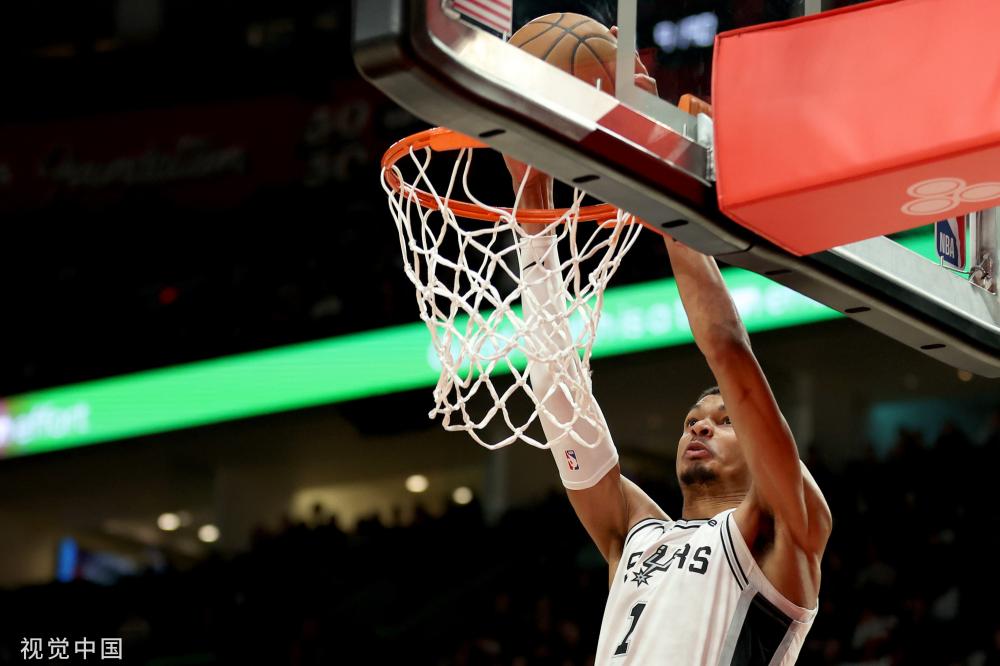 着巨大的影 着巨大的影